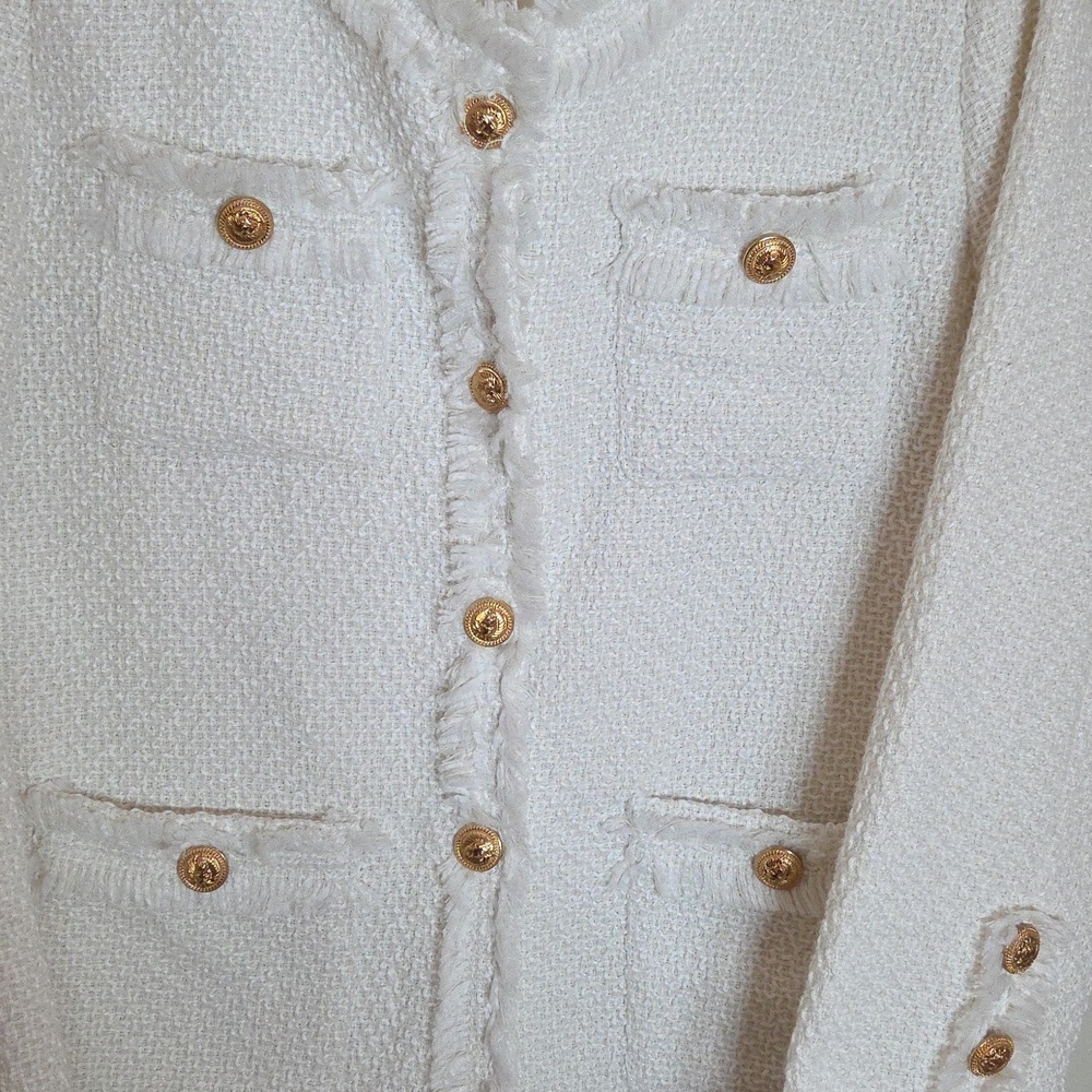 Chic White Textured Jacket with Gold Buttons - Picture 4 of 6